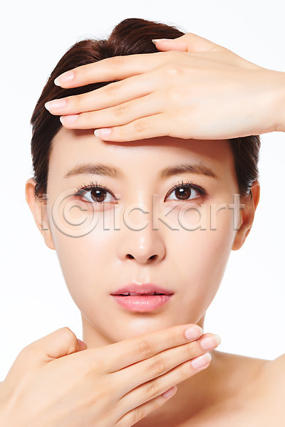 20대 여자 한국인 한명 JPG 앞모습 포토 감싸기 관리 뷰티 성형수술 손짓 수술 스튜디오촬영 시술 실내 얼굴 의료성형뷰티 의학 흰배경