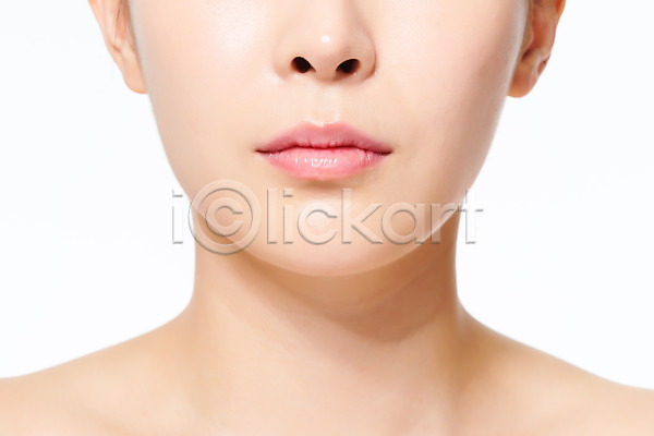 20대 여자 한국인 한명 JPG 근접촬영 앞모습 포토 관리 뷰티 상반신 성형수술 수술 스튜디오촬영 시술 실내 의료성형뷰티 의학 입 턱 흰배경