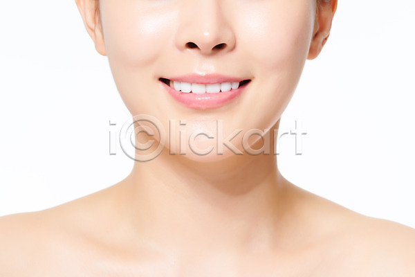 20대 여자 한국인 한명 JPG 근접촬영 앞모습 포토 관리 미소(표정) 뷰티 상반신 성형수술 수술 스튜디오촬영 시술 실내 의료성형뷰티 의학 입 치아 턱 흰배경