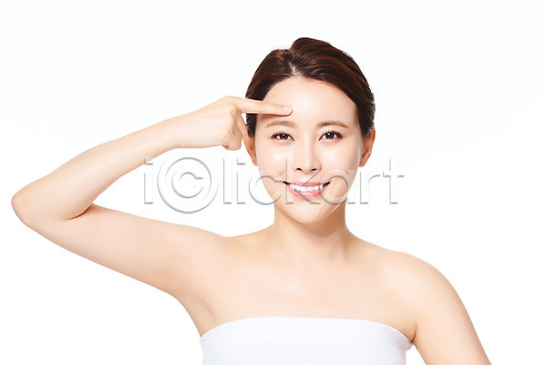 20대 여자 한국인 한명 JPG 앞모습 포토 가리킴 관리 미소(표정) 뷰티 상반신 성형수술 수술 스튜디오촬영 시술 실내 의료성형뷰티 의학 이마 흰배경