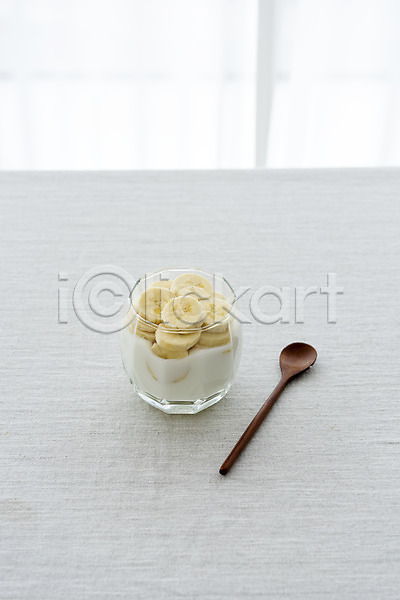 사람없음 JPG 포토 나무숟가락 바나나 소확행 스튜디오촬영 실내 요거트 음료 잔 취미 카페 한개 홈카페 흰배경