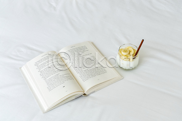 사람없음 JPG 포토 나무숟가락 바나나 소확행 스튜디오촬영 실내 요거트 음료 잔 책 취미 카페 한개 홈카페 흰배경