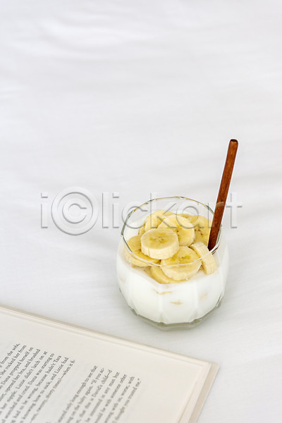 사람없음 JPG 포토 나무숟가락 바나나 소확행 스튜디오촬영 실내 요거트 음료 잔 책 취미 카페 한개 홈카페 흰배경