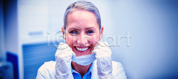성인 성인여자한명만 여자 한명 JPG 포토 해외이미지 미소(표정) 병원 상반신 앉기 치과 치과의사 해외202007