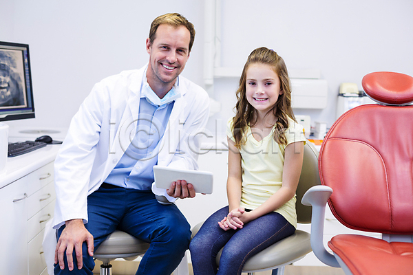 남자 두명 성인 소녀(어린이) 어린이 여자 JPG 포토 해외이미지 미소(표정) 병원 상반신 앉기 치과 치과의사 치과진료 해외202007 환자