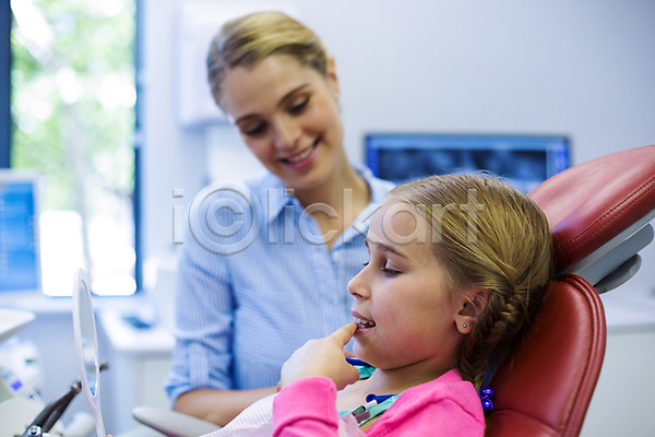 성인 소녀(어린이) 어린이 여자 JPG 포토 해외이미지 거울 병원 상반신 앉기 응시 치과 치과진료 해외202007 환자