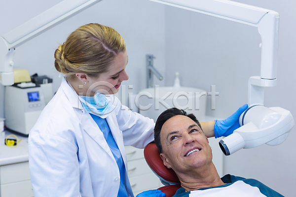 남자 성인 성인만 JPG 포토 해외이미지 검사(조사) 병원 상반신 앉기 치과 치과의사 치과진료 해외202007 환자