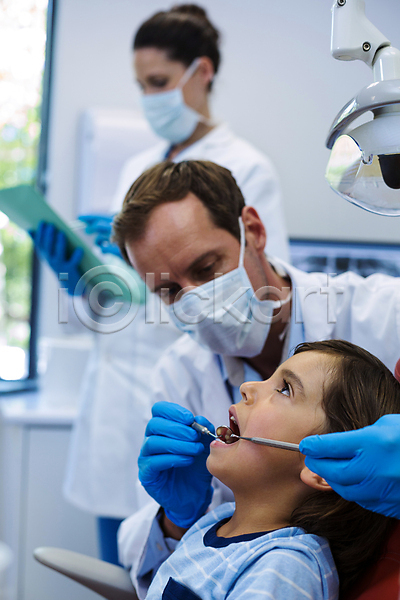 남자 성인 세명 소년 어린이 여자 JPG 포토 해외이미지 검사(조사) 도구 병원 상반신 앉기 치과 치과의사 치과진료 해외202007 환자