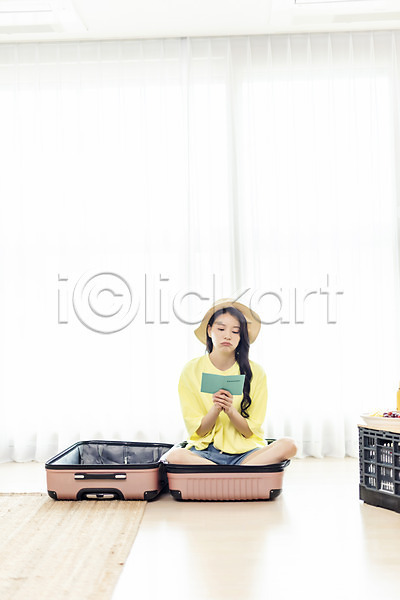 슬픔 아쉬움 20대 성인 성인여자한명만 여자 한국인 한명 JPG 앞모습 포토 거실 들기 바캉스 사회적거리두기 상반신 실내 앉기 여권 여행 여행가방 캐리어 홈캉스 휴가