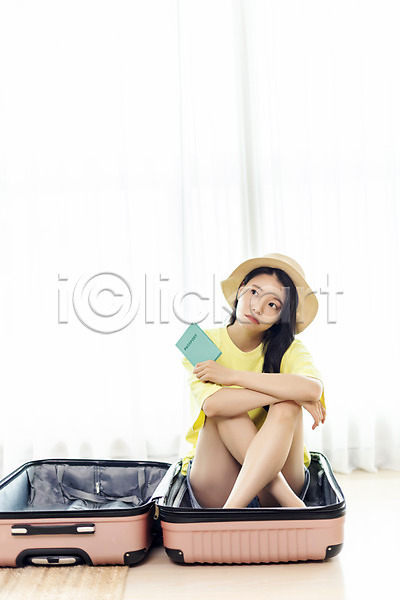 슬픔 아쉬움 20대 성인 성인여자한명만 여자 한국인 한명 JPG 앞모습 포토 거실 들기 바캉스 사회적거리두기 실내 앉기 여권 여행 여행가방 전신 캐리어 홈캉스 휴가