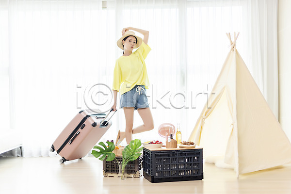 여유 즐거움 20대 성인 성인여자한명만 여자 한국인 한명 JPG 앞모습 포토 거실 모자(잡화) 바캉스 사회적거리두기 실내 여름휴가 여행 여행가방 전신 캐리어 캠핑박스 홈캉스 홈캠핑 휴가 힐링