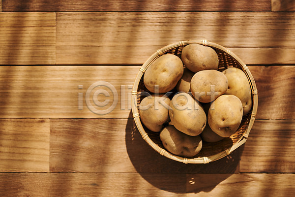 신선 사람없음 JPG 포토 하이앵글 갈색배경 감자 나무배경 바구니 스튜디오촬영 식재료 실내 유기농 재료 채소