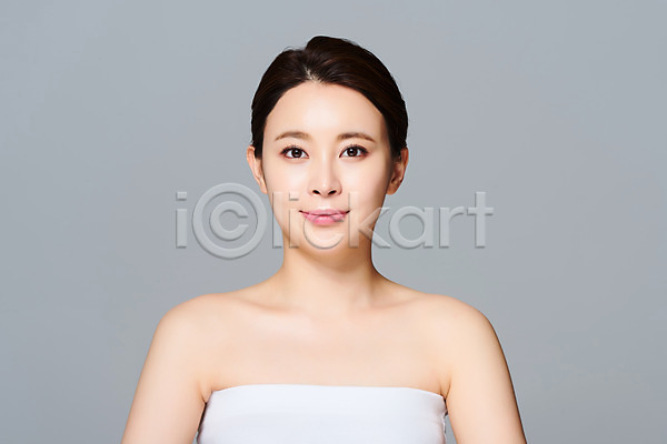 20대 성인 성인여자한명만 여자 한국인 한명 JPG 앞모습 포토 미소(표정) 뷰티 상반신 스튜디오촬영 실내 의료성형뷰티 피부 피부관리 회색배경