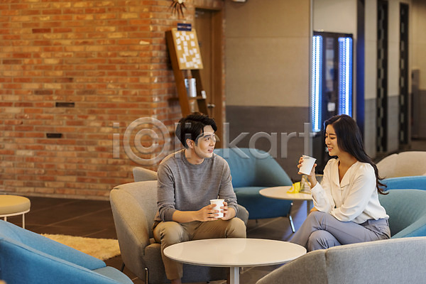 자신감 청춘(젊음) 티타임 협력 20대 남자 두명 성인 성인만 여자 한국인 JPG 앞모습 포토 대화 동료 미소(표정) 비즈니스 비즈니스맨 비즈니스우먼 상반신 실내 앉기 업무 커피 회의