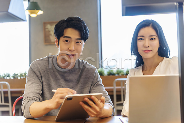 자신감 청춘(젊음) 협력 20대 남자 두명 성인 성인만 여자 한국인 JPG 앞모습 포토 기록 노트북 동료 비즈니스 비즈니스맨 비즈니스우먼 상반신 실내 앉기 업무 컴퓨터 태블릿 회의