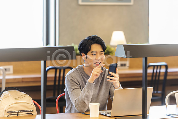 자신감 청춘(젊음) 20대 남자 성인 성인남자한명만 한국인 한명 JPG 앞모습 포토 검색 노트북 들기 미소(표정) 비즈니스 비즈니스맨 상반신 스마트폰 실내 앉기 업무 응시