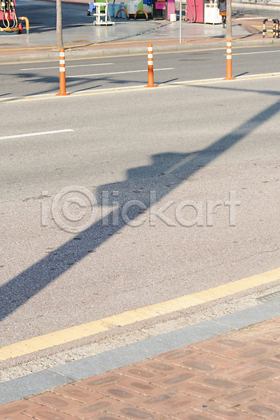 사람없음 JPG 포토 그림자 도로 바닥 백그라운드 신호 신호등 야외 오후 주간 햇빛