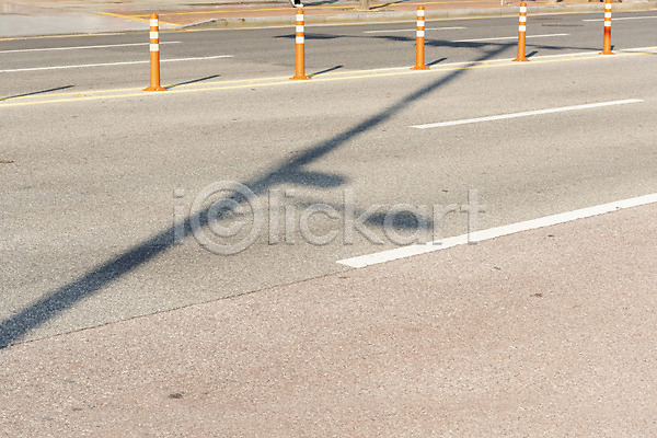 사람없음 JPG 포토 가로등 그림자 도로 바닥 백그라운드 빛 야외 오후 주간 햇빛