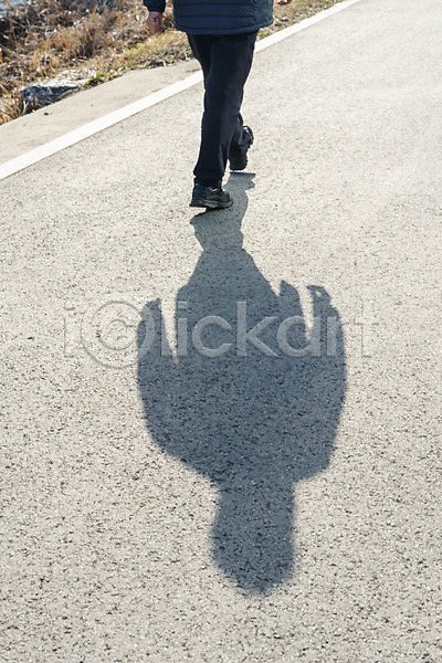 60대 남자 노인남자한명만 사람 한국인 JPG 뒷모습 포토 걷기 그림자 바닥 백그라운드 야외 오후 주간 하반신 햇빛