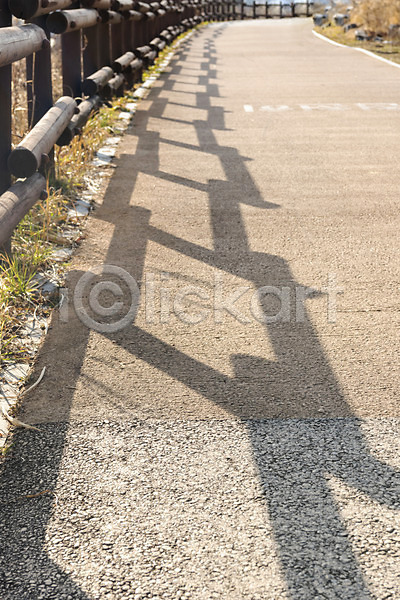 사람없음 JPG 포토 그림자 도로 바닥 백그라운드 야외 오후 울타리 주간 햇빛