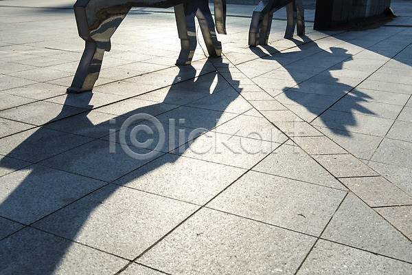 사람없음 JPG 포토 그림자 동상 모형 바닥 백그라운드 야외 오후 주간 햇빛
