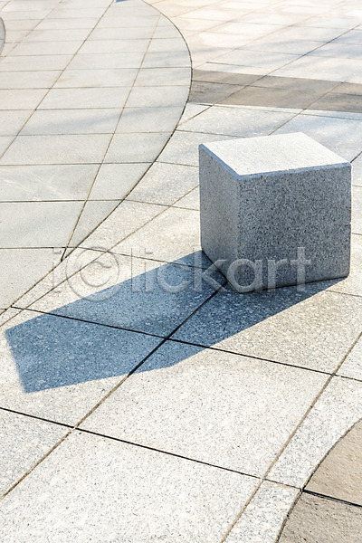 사람없음 JPG 포토 공원 그림자 돌(바위) 바닥 백그라운드 사각형 야외 오후 의자 주간 큐브 햇빛