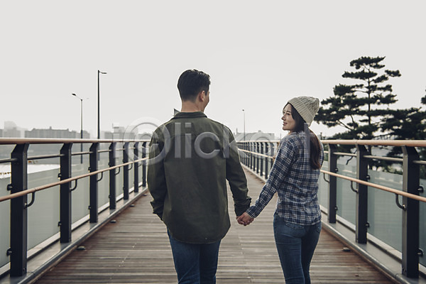 다정 20대 남자 두명 성인 성인만 여자 한국인 JPG 뒷모습 포토 가을(계절) 강 걷기 다리(건축물) 데이트 상반신 손잡기 야외 주간 커플 한강