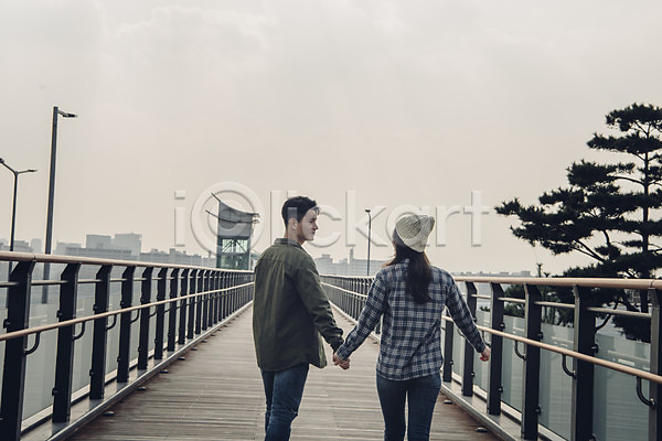 다정 20대 남자 두명 성인 성인만 여자 한국인 JPG 뒷모습 포토 가을(계절) 강 걷기 다리(건축물) 데이트 상반신 손잡기 야외 주간 커플 한강