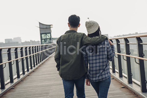 다정 20대 남자 두명 성인 성인만 여자 한국인 JPG 뒷모습 포토 가을(계절) 강 다리(건축물) 데이트 상반신 야외 어깨동무 주간 커플 한강