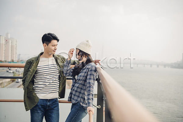 다정 20대 남자 두명 성인 성인만 여자 한국인 JPG 앞모습 옆모습 포토 가을(계절) 강 다리(건축물) 데이트 상반신 서기 야외 주간 커플 한강