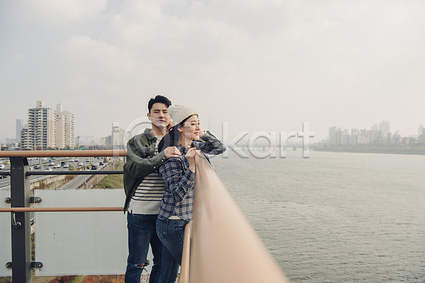 다정 20대 남자 두명 성인 성인만 여자 한국인 JPG 옆모습 포토 가을(계절) 강 다리(건축물) 데이트 상반신 서기 야외 주간 커플 한강