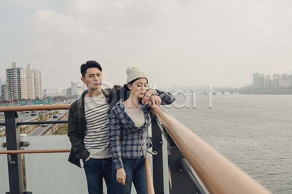 다정 20대 남자 두명 성인 성인만 여자 한국인 JPG 앞모습 포토 가을(계절) 강 다리(건축물) 데이트 상반신 야외 주간 커플 한강