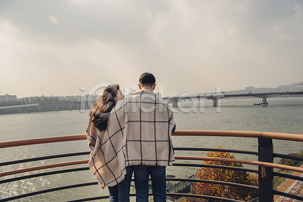 다정 20대 남자 두명 성인 성인만 여자 한국인 JPG 뒷모습 포토 가을(계절) 강 다리(건축물) 담요 데이트 상반신 서기 야외 주간 커플 한강