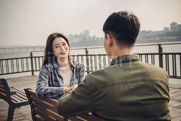 다정 휴식 20대 남자 두명 성인 성인만 여자 한국인 JPG 뒷모습 앞모습 포토 가을(계절) 강 다리(건축물) 대화 데이트 마주보기 미소(표정) 벤치 상반신 야외 주간 커플 한강