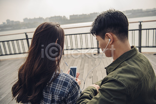 다정 20대 남자 두명 성인 성인만 여자 한국인 JPG 뒷모습 포토 가을(계절) 강 다리(건축물) 데이트 벤치 상반신 스마트폰 야외 음악감상 이어폰 주간 커플 한강