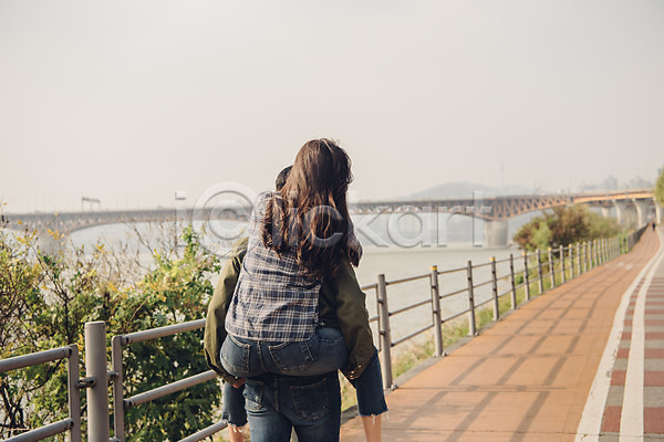 다정 20대 남자 두명 성인 성인만 여자 한국인 JPG 뒷모습 포토 가을(계절) 강 걷기 다리(건축물) 데이트 상반신 야외 업기 주간 커플 한강