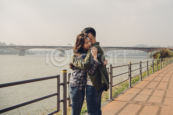 다정 20대 남자 두명 성인 성인만 여자 한국인 JPG 옆모습 포토 가을(계절) 강 다리(건축물) 데이트 상반신 서기 안기 야외 주간 커플 포옹 한강