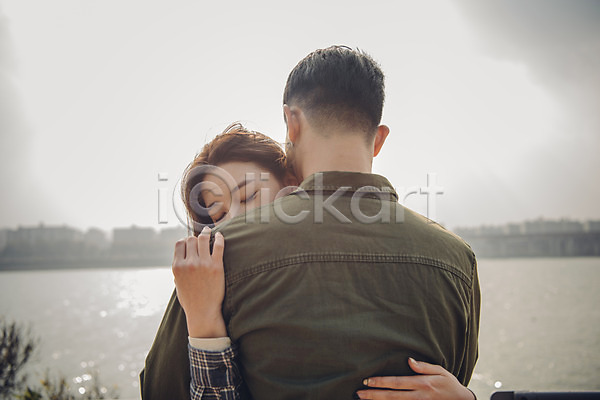 다정 20대 남자 두명 성인 성인만 여자 한국인 JPG 뒷모습 앞모습 포토 가을(계절) 강 다리(건축물) 데이트 상반신 안기 야외 주간 커플 포옹 한강