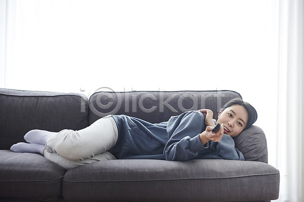 휴식 30대 성인 성인여자한명만 여자 한국인 한명 JPG 앞모습 포토 눕기 들기 리모컨 미소(표정) 소파 실내 실업자 응시 전신 캥거루족 티비시청
