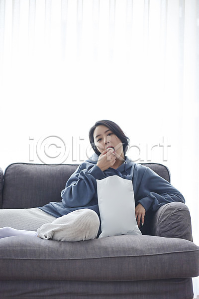 휴식 30대 성인 성인여자한명만 여자 한국인 한명 JPG 앞모습 포토 과자 먹기 상반신 소파 실내 실업자 앉기 전신 캥거루족