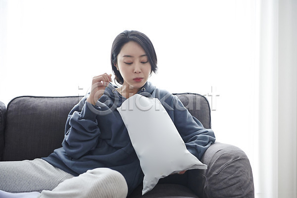 휴식 30대 성인 성인여자한명만 여자 한국인 한명 JPG 앞모습 포토 과자 먹기 상반신 소파 실내 실업자 앉기 캥거루족