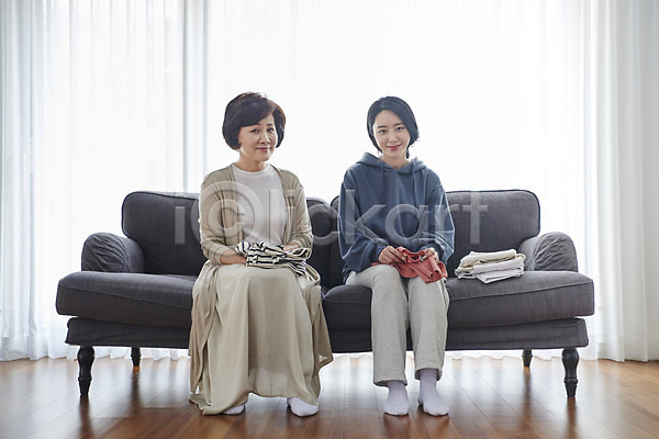 화목 30대 50대 두명 성인 여자 여자만 중년 한국인 JPG 앞모습 포토 가사 거실 딸 모녀 미소(표정) 빨래 소파 실내 실업자 앉기 엄마 자녀 전신 캥거루족