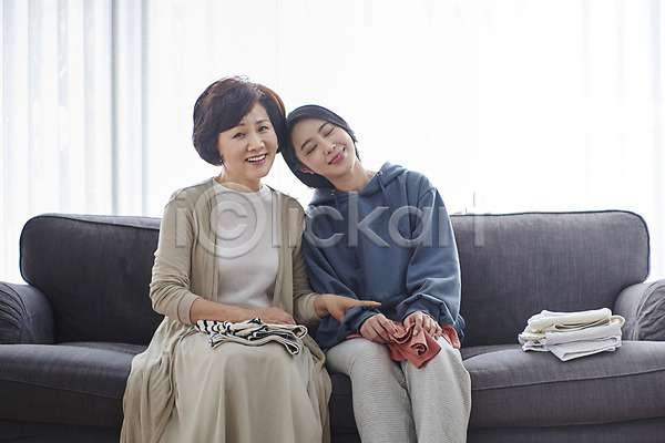 화목 30대 50대 두명 성인 여자 여자만 중년 한국인 JPG 앞모습 포토 가사 거실 기댐 딸 모녀 미소(표정) 빨래 상반신 소파 실내 실업자 앉기 엄마 자녀 캥거루족