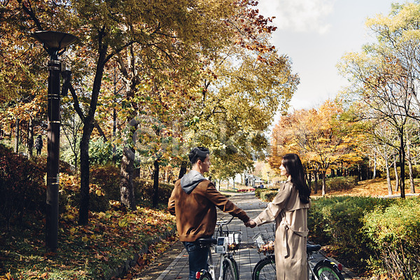 다정 20대 남자 두명 성인 성인만 여자 한국인 JPG 뒷모습 포토 가을(계절) 걷기 낙엽 데이트 상반신 서울 서울숲 숲 야외 자연 자전거 주간 커플