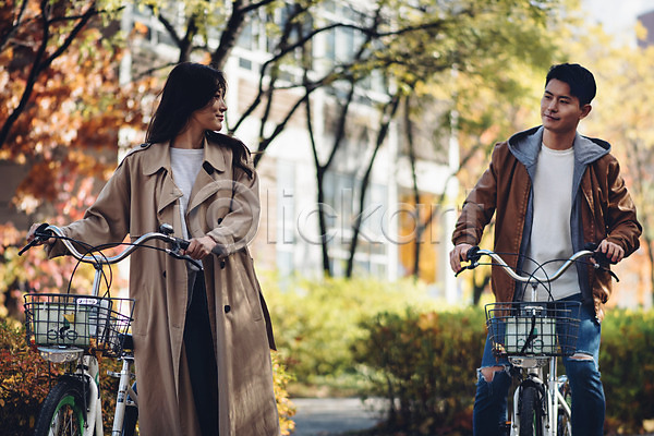 다정 20대 남자 두명 성인 성인만 여자 한국인 JPG 앞모습 포토 가을(계절) 걷기 낙엽 데이트 상반신 서울 서울숲 숲 야외 자연 자전거 주간 커플