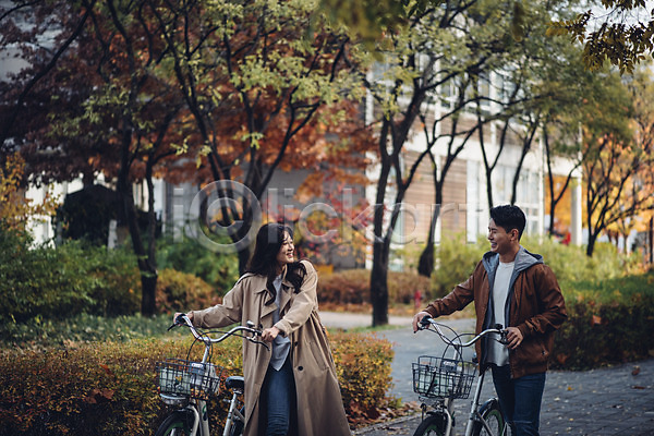 다정 20대 남자 두명 성인 성인만 여자 한국인 JPG 앞모습 포토 가을(계절) 걷기 낙엽 데이트 상반신 서울 서울숲 숲 야외 자연 자전거 주간 커플