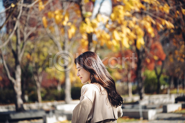 20대 성인 성인여자한명만 여자 한국인 한명 JPG 뒷모습 포토 가을(계절) 걷기 낙엽 데이트 상반신 서울 서울숲 숲 야외 자연 자전거 주간