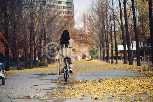 다정 20대 남자 두명 성인 성인만 여자 한국인 JPG 뒷모습 포토 가을(계절) 낙엽 데이트 서울 서울숲 숲 야외 자연 자전거 전신 주간 커플