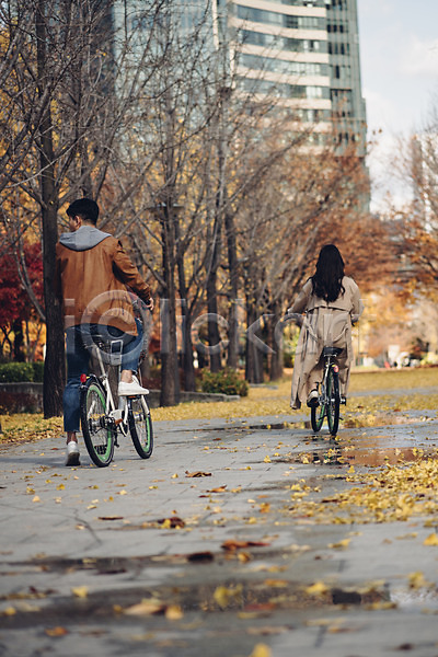 다정 20대 남자 두명 성인 성인만 여자 한국인 JPG 뒷모습 포토 가을(계절) 낙엽 데이트 서울 서울숲 숲 야외 자연 자전거 전신 주간 커플