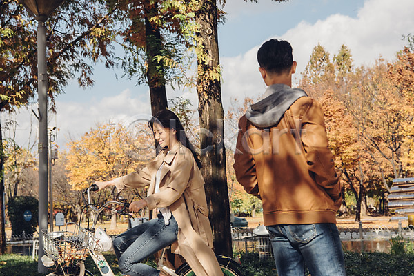 다정 20대 남자 두명 성인 성인만 여자 한국인 JPG 뒷모습 옆모습 포토 가을(계절) 낙엽 데이트 상반신 서기 서울 서울숲 숲 야외 자연 자전거 주간 커플